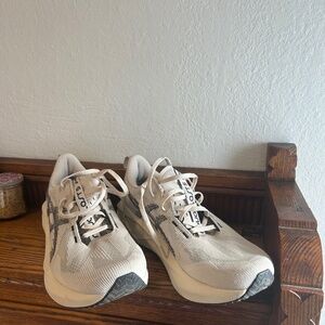 The NOVABLAST® 5 running men's sz 12, Oatmeal and Black